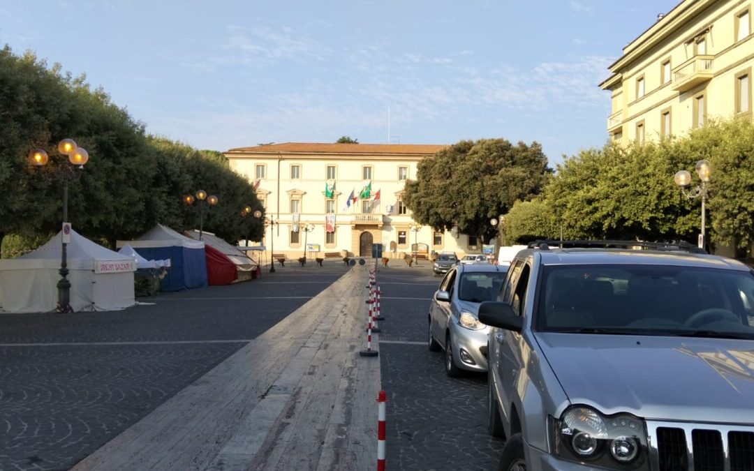 L’opposizione di Tolfa: “Piazza Nova da salotto a inopportuno parcheggio non autorizzato”