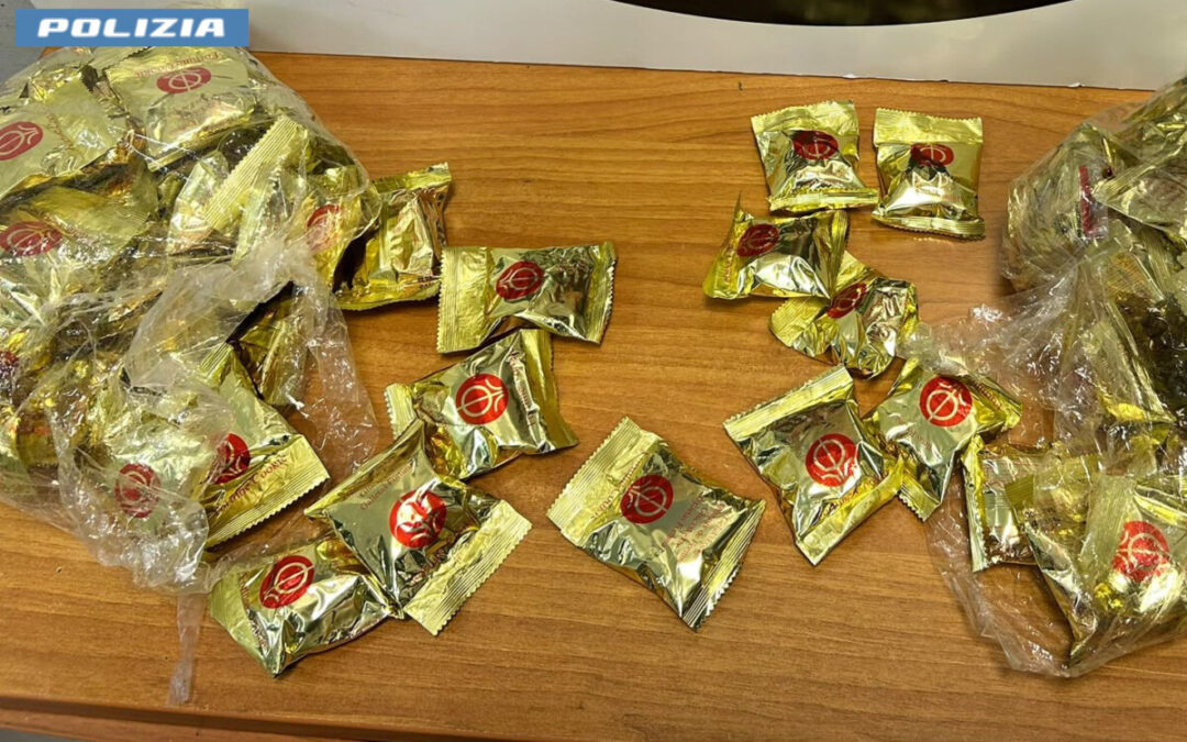 Biscotti della fortuna con omaggio in cocaina, la Mobile ne sequestra 5 kg all’aeroporto di Fiumicino