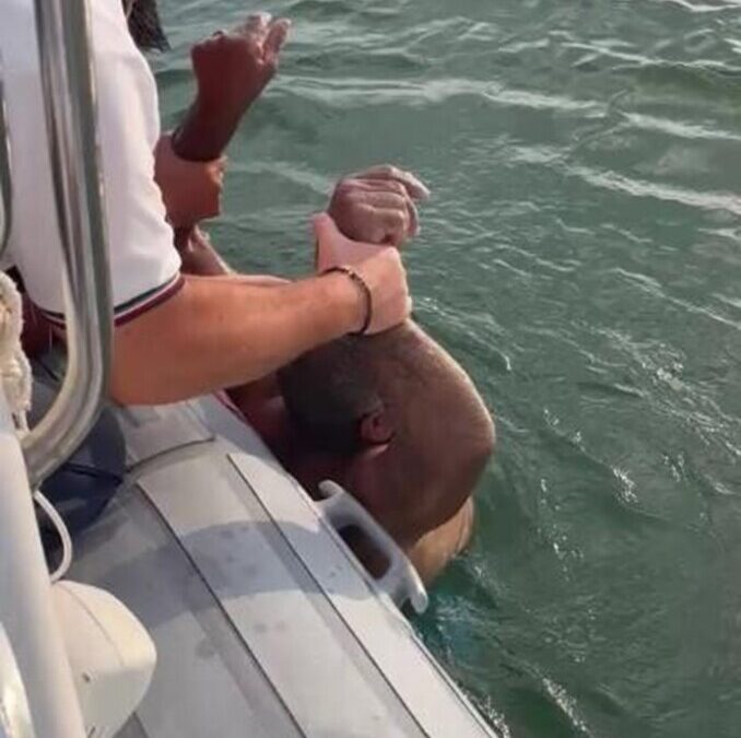 Salvato un bagnante disperso al largo di Fiumicino, intervento decisivo della Guardia Costiera
