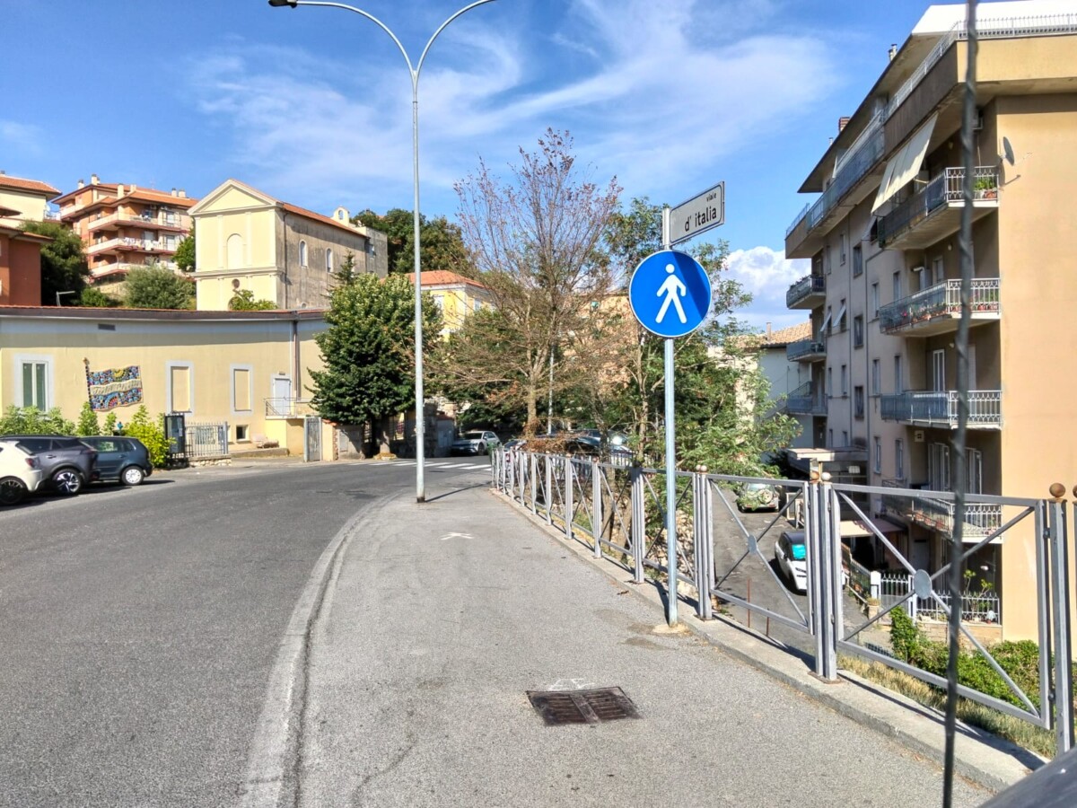 niente marciapiede e ombra in viale d'italia a Tolfa