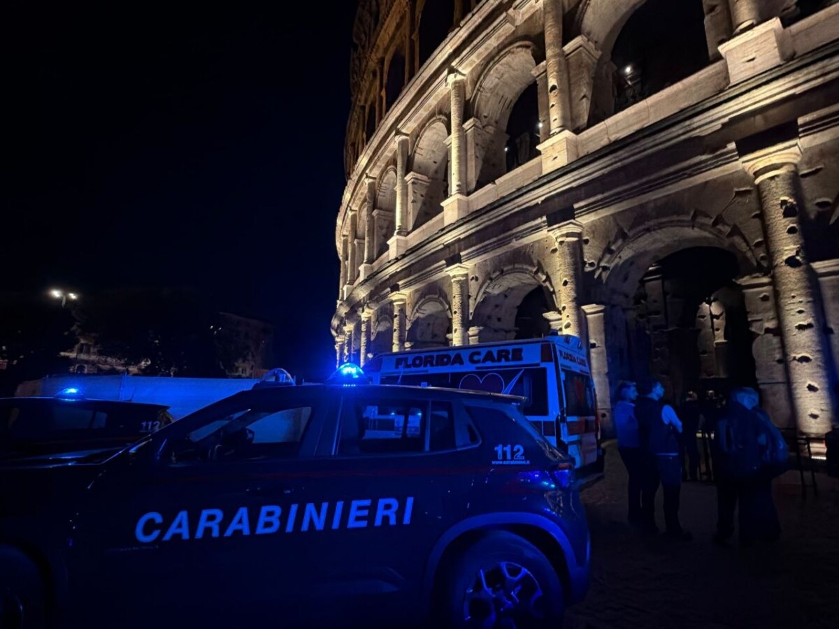 carabinieri colosseo notte ambulanza (2) carabinieri colosseo notte ambulanza (1)