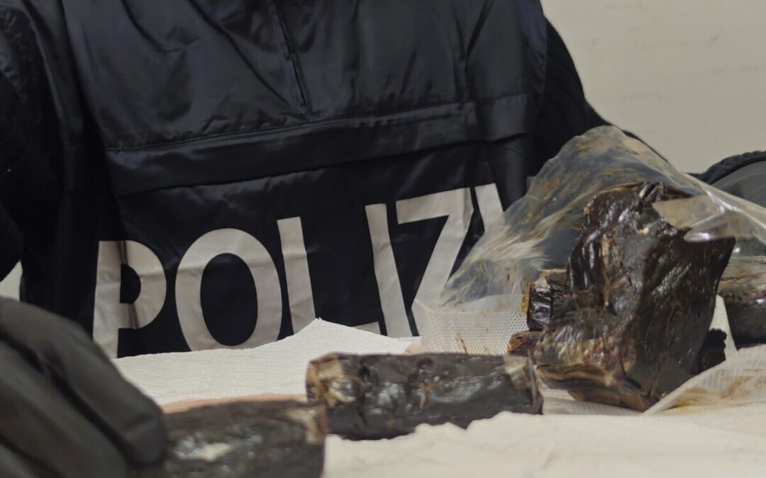 Drug delivery getta soldi e droga dallo scooter in corsa, poi aggredisce gli agenti: arrestato a Fiumicino
