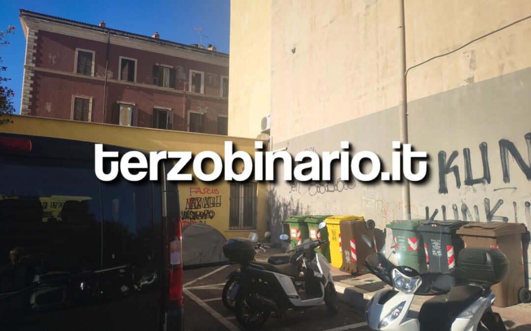 Fuori dal sottopasso di Civitavecchia regna il degrado: furgone abbandonato e tenda da campeggio