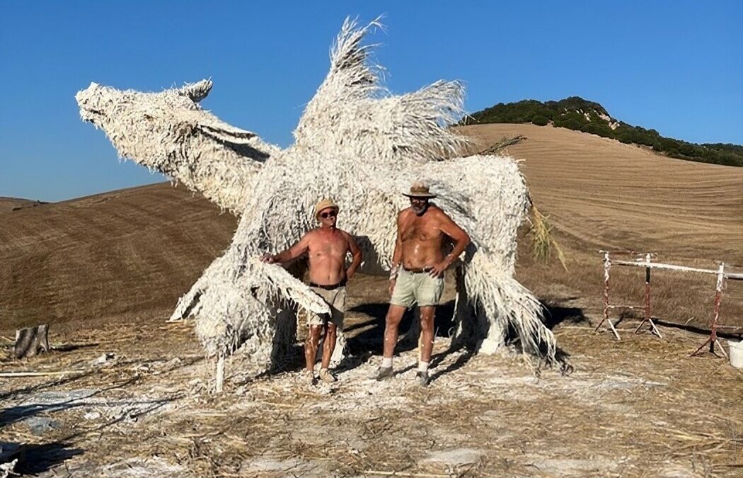 Scultura biodegradabile sul pianoro di Tarquinia