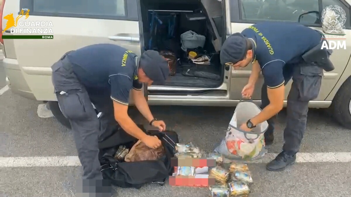 tabacchi sigarette sequestrati finanza dogane civitavecchia 1 tabacchi sigarette sequestrati finanza dogane civitavecchia