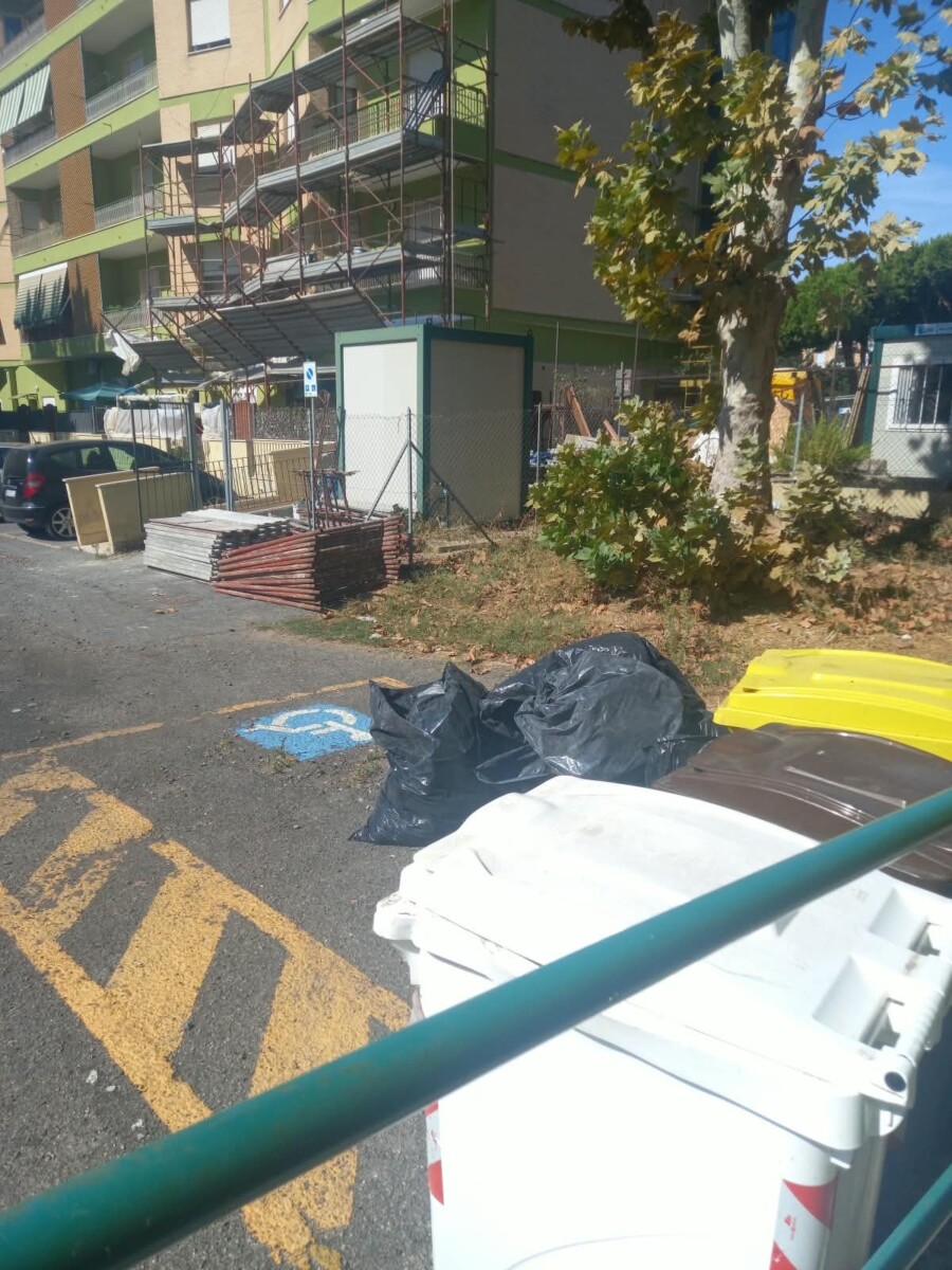 Buste nere_Piazzale Santarelli rifiuti abbandonati campo oro csp