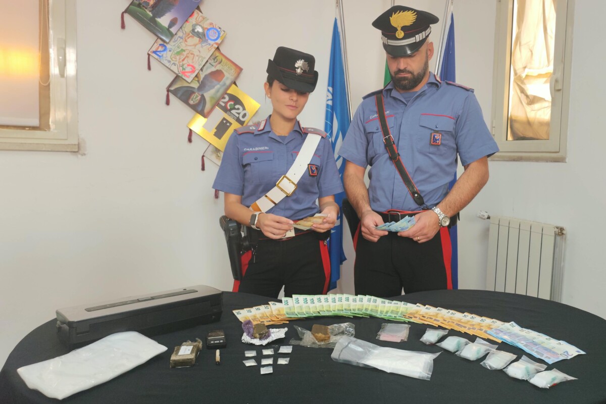 mutande taxi CASSIA - La droga sequestrata dai Carabinieri (2)