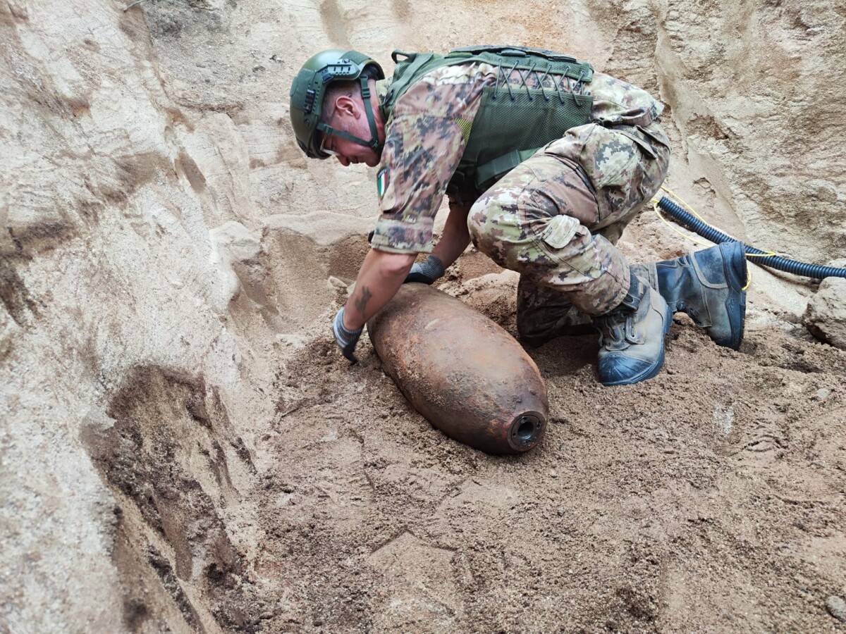 disinnesco bomba ordigno bellico esercito militari disinnesco bomba ordigno bellico esercito militari
