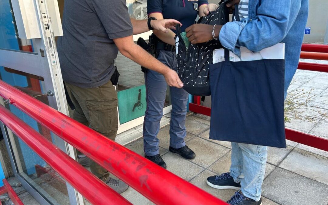 Metal detector della Polizia in una scuola del Casilino