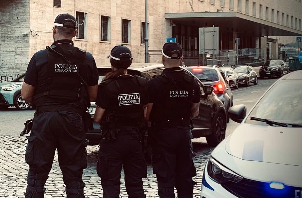 Stacca una telecamera di videosorveglianza e la usa per infrangere il vetro di un’auto: 29enne arrestato a Termini da Roma Capitale