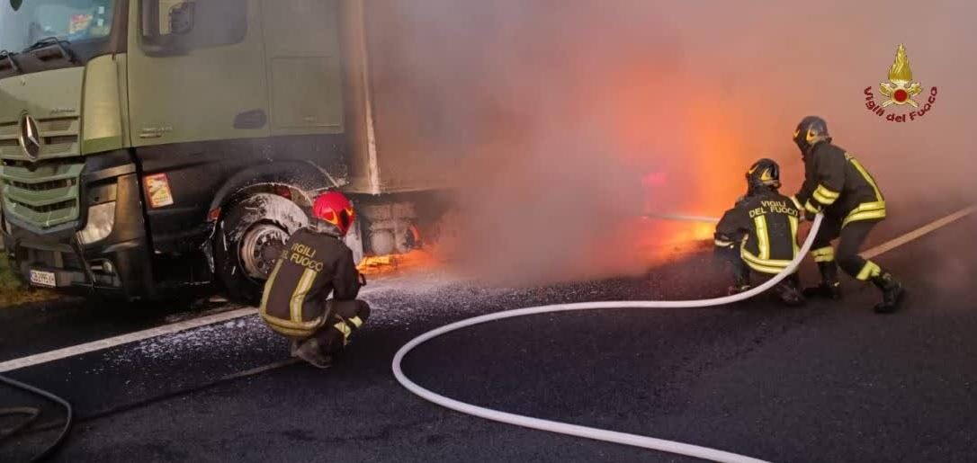 tir fiamme vvf vigli fuoco pompieri a12 tir fiamme vvf vigli fuoco pompieri a12