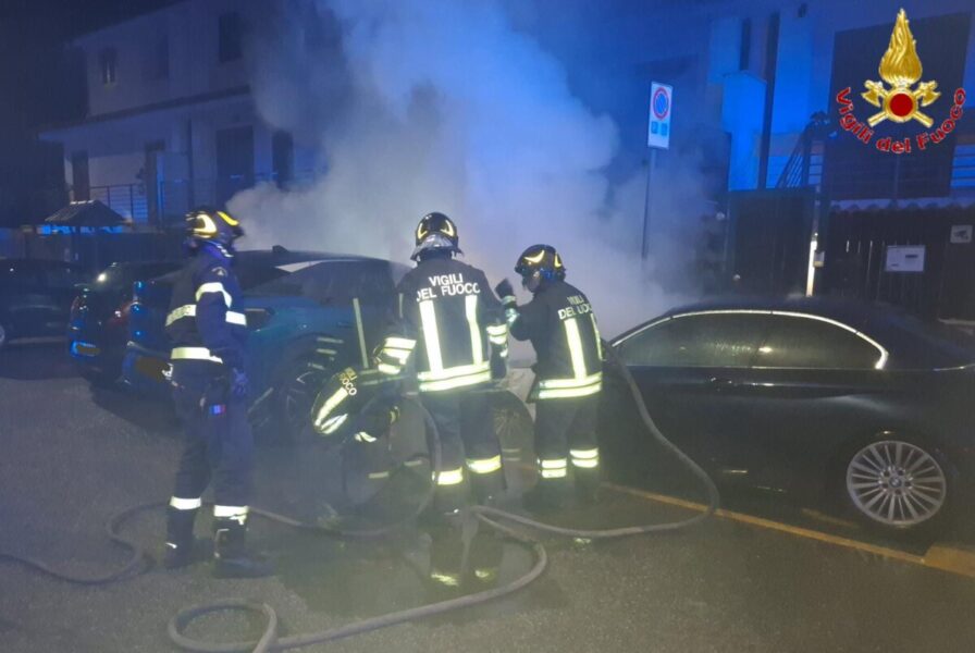 vvf vigili fuoco pompieri spalle incendio auto boccelle civitavecchia (2)